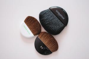 Powder box flat brush