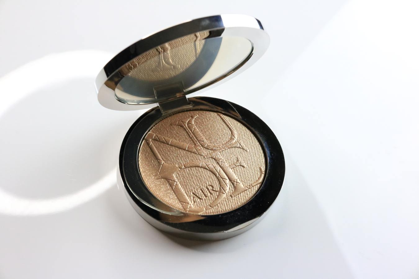 How to Apply Makeup Highlighter