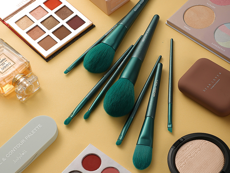 Must Have Makeup Tools for Professional Makeup Artists 